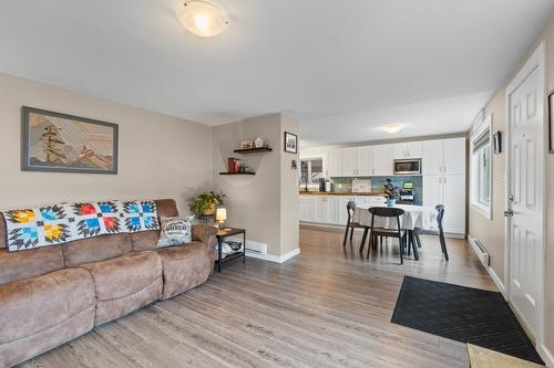 725 Stanley Avenue, Enderby, BC - Indoor Photo Showing Living Room