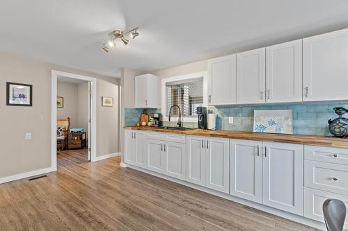 725 Stanley Avenue, Enderby, BC - Indoor Photo Showing Kitchen