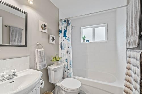 725 Stanley Avenue, Enderby, BC - Indoor Photo Showing Bathroom