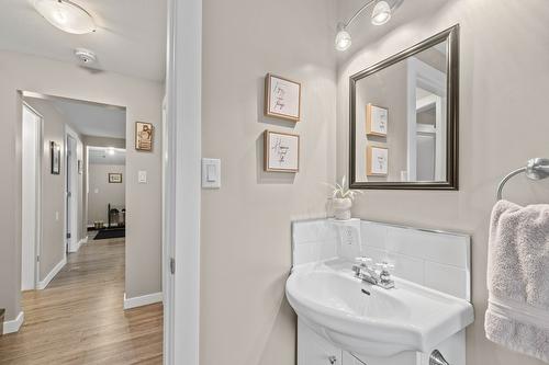 725 Stanley Avenue, Enderby, BC - Indoor Photo Showing Bathroom