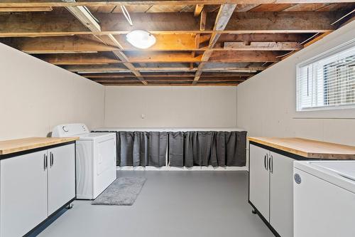 725 Stanley Avenue, Enderby, BC - Indoor Photo Showing Laundry Room