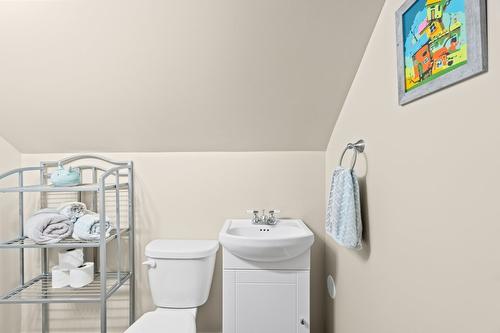 725 Stanley Avenue, Enderby, BC - Indoor Photo Showing Bathroom