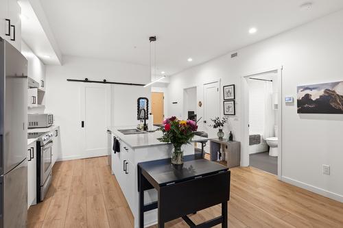 213-660 Cawston Avenue, Kelowna, BC - Indoor Photo Showing Kitchen With Double Sink With Upgraded Kitchen