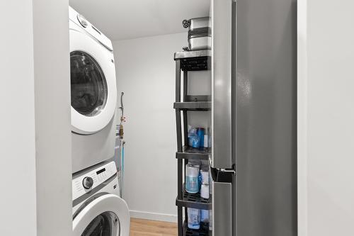 213-660 Cawston Avenue, Kelowna, BC - Indoor Photo Showing Laundry Room