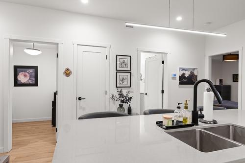 213-660 Cawston Avenue, Kelowna, BC - Indoor Photo Showing Kitchen With Double Sink