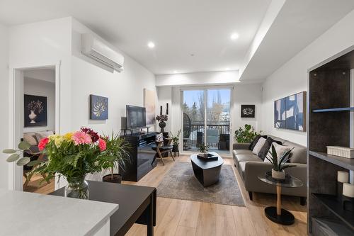 213-660 Cawston Avenue, Kelowna, BC - Indoor Photo Showing Living Room