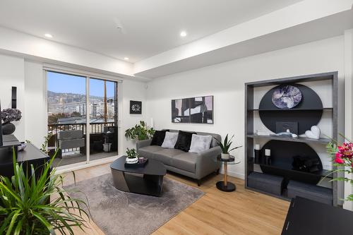 213-660 Cawston Avenue, Kelowna, BC - Indoor Photo Showing Living Room