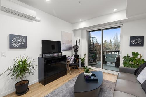 213-660 Cawston Avenue, Kelowna, BC - Indoor Photo Showing Living Room