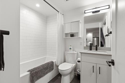 213-660 Cawston Avenue, Kelowna, BC - Indoor Photo Showing Bathroom