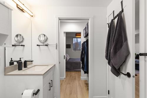 213-660 Cawston Avenue, Kelowna, BC - Indoor Photo Showing Bathroom