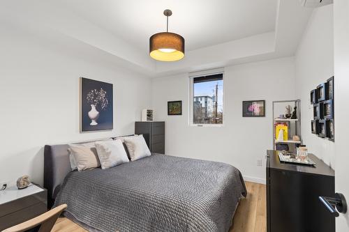 213-660 Cawston Avenue, Kelowna, BC - Indoor Photo Showing Bedroom