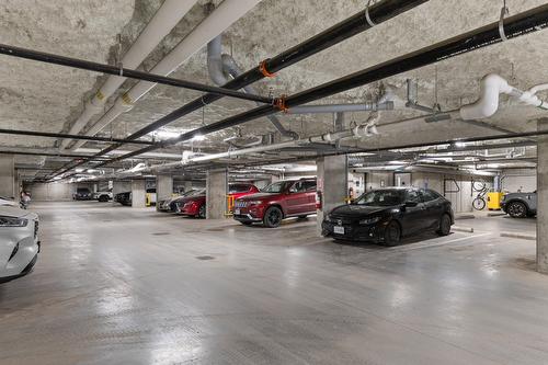 213-660 Cawston Avenue, Kelowna, BC - Indoor Photo Showing Garage