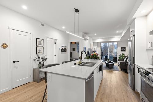 213-660 Cawston Avenue, Kelowna, BC - Indoor Photo Showing Kitchen With Double Sink With Upgraded Kitchen