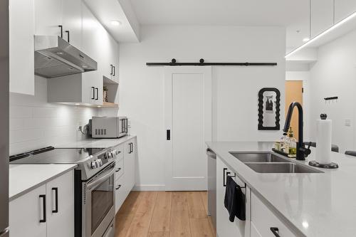 213-660 Cawston Avenue, Kelowna, BC - Indoor Photo Showing Kitchen With Double Sink