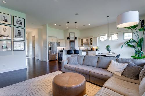 1594 Marina Way, West Kelowna, BC - Indoor Photo Showing Living Room