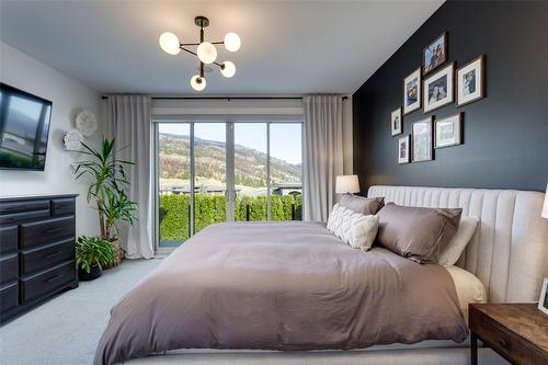 1594 Marina Way, West Kelowna, BC - Indoor Photo Showing Bedroom