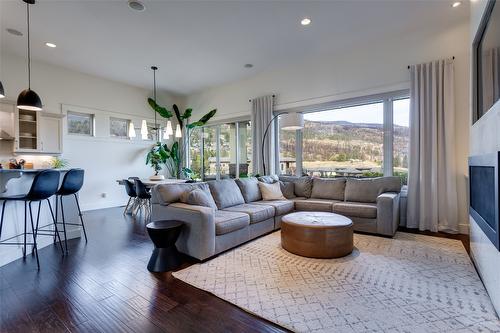 1594 Marina Way, West Kelowna, BC - Indoor Photo Showing Living Room