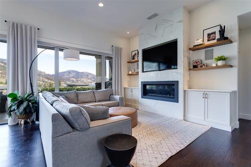 1594 Marina Way, West Kelowna, BC - Indoor Photo Showing Living Room With Fireplace