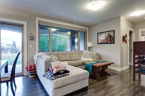 1594 Marina Way, West Kelowna, BC - Indoor Photo Showing Living Room