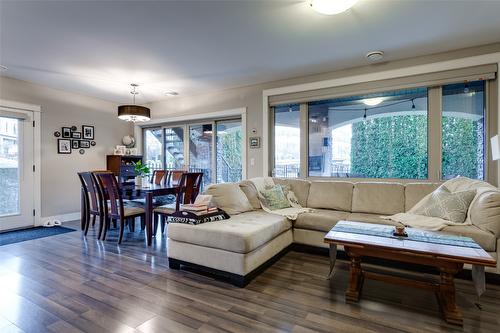 1594 Marina Way, West Kelowna, BC - Indoor Photo Showing Living Room