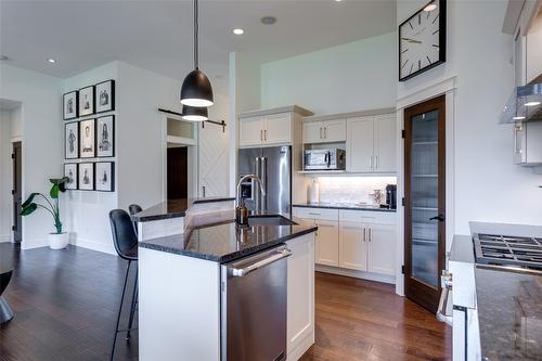 1594 Marina Way, West Kelowna, BC - Indoor Photo Showing Kitchen