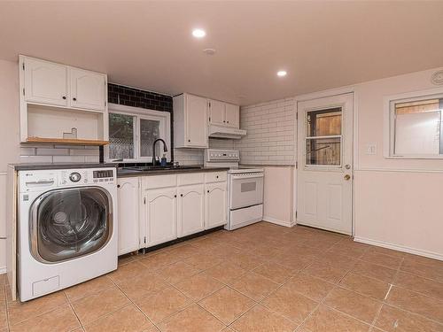 2941 Cuthbert Pl, Colwood, BC - Indoor Photo Showing Laundry Room