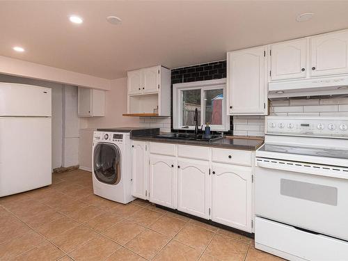 2941 Cuthbert Pl, Colwood, BC - Indoor Photo Showing Laundry Room