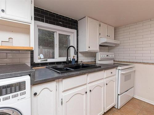 2941 Cuthbert Pl, Colwood, BC - Indoor Photo Showing Kitchen With Double Sink