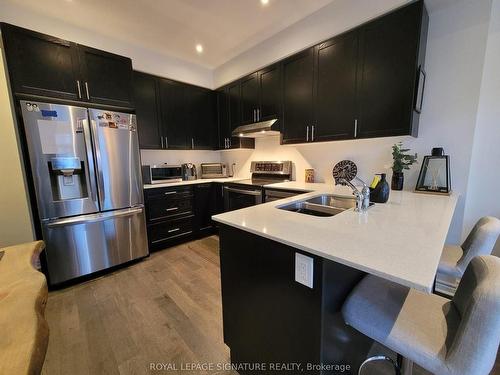 15-78 Preston Meadow Ave N, Mississauga, ON - Indoor Photo Showing Kitchen With Double Sink With Upgraded Kitchen