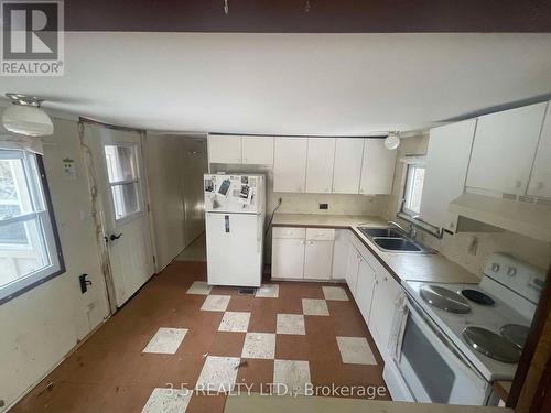 7 Mary Street, North Grenville, ON - Indoor Photo Showing Kitchen With Double Sink