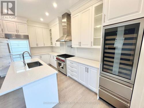 9 Perigo Court, Richmond Hill, ON - Indoor Photo Showing Kitchen With Upgraded Kitchen