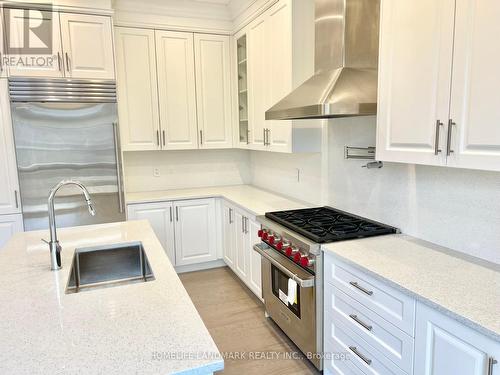 9 Perigo Court, Richmond Hill, ON - Indoor Photo Showing Kitchen With Upgraded Kitchen