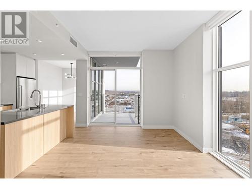 2X09 3430 E Kent Avenue South Street, Vancouver, BC - Indoor Photo Showing Kitchen With Double Sink