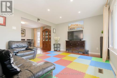 2690 Constable Road, Mississauga, ON - Indoor Photo Showing Living Room