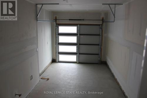 15 Lavender Road, Thorold, ON - Indoor Photo Showing Garage