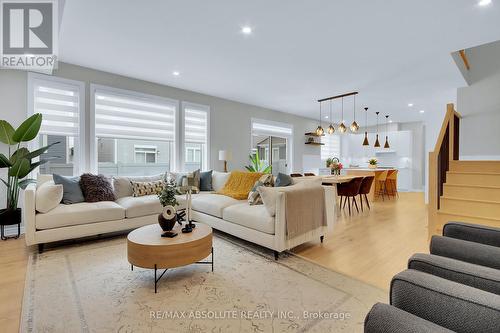 12 Jargeau Road, Ottawa, ON - Indoor Photo Showing Living Room