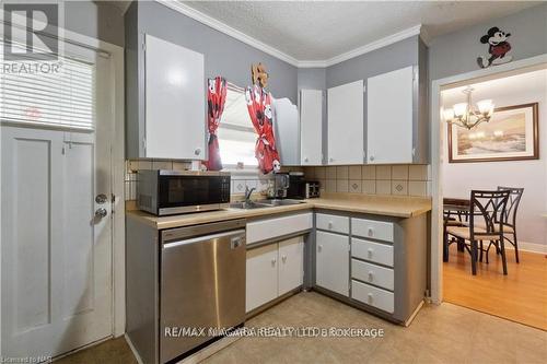 7988 Watson Street, Niagara Falls (213 - Ascot), ON - Indoor Photo Showing Kitchen With Double Sink