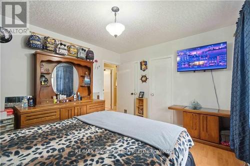 7988 Watson Street, Niagara Falls (213 - Ascot), ON - Indoor Photo Showing Bedroom