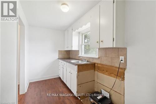 7988 Watson Street, Niagara Falls (213 - Ascot), ON - Indoor Photo Showing Kitchen