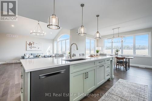 101058 Side Road 10, East Garafraxa, ON - Indoor Photo Showing Kitchen With Upgraded Kitchen