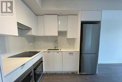 1011 Nt - 99 Broadway Avenue, Toronto, ON - Indoor Photo Showing Kitchen