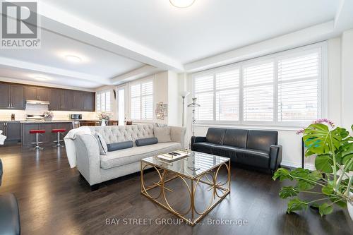 63 Milliken Drive, Aurora, ON - Indoor Photo Showing Living Room