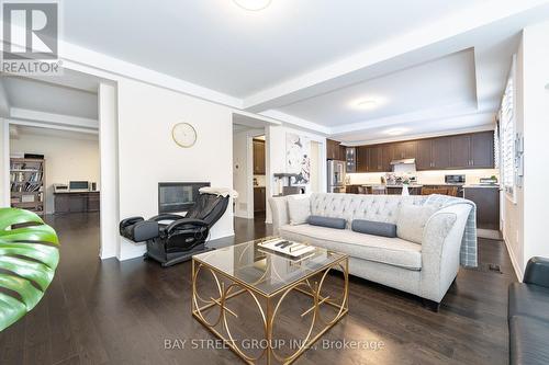 63 Milliken Drive, Aurora, ON - Indoor Photo Showing Living Room