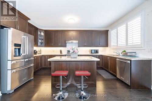 63 Milliken Drive, Aurora, ON - Indoor Photo Showing Kitchen With Upgraded Kitchen