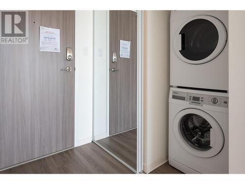 1602 900 Carnarvon Street, New Westminster, BC - Indoor Photo Showing Laundry Room