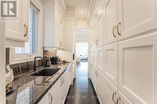 149 Milky Way Drive, Richmond Hill, ON - Indoor Photo Showing Kitchen