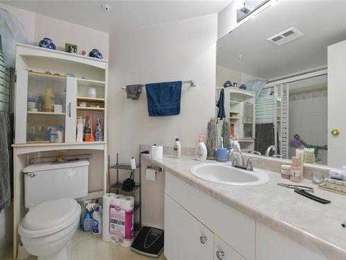 305-2511 Quadra St, Victoria, BC - Indoor Photo Showing Bathroom