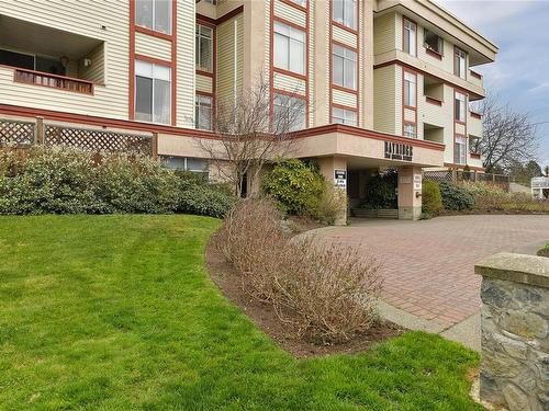 305-2511 Quadra St, Victoria, BC - Outdoor