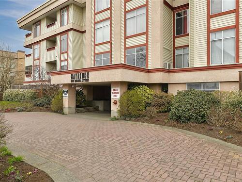 305-2511 Quadra St, Victoria, BC - Outdoor