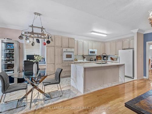 102 Pennyroyal Cres, Brampton, ON - Indoor Photo Showing Kitchen